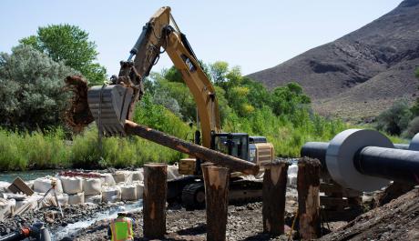 Granite Team Installs Log Jam at Derby Dam Fish Screen